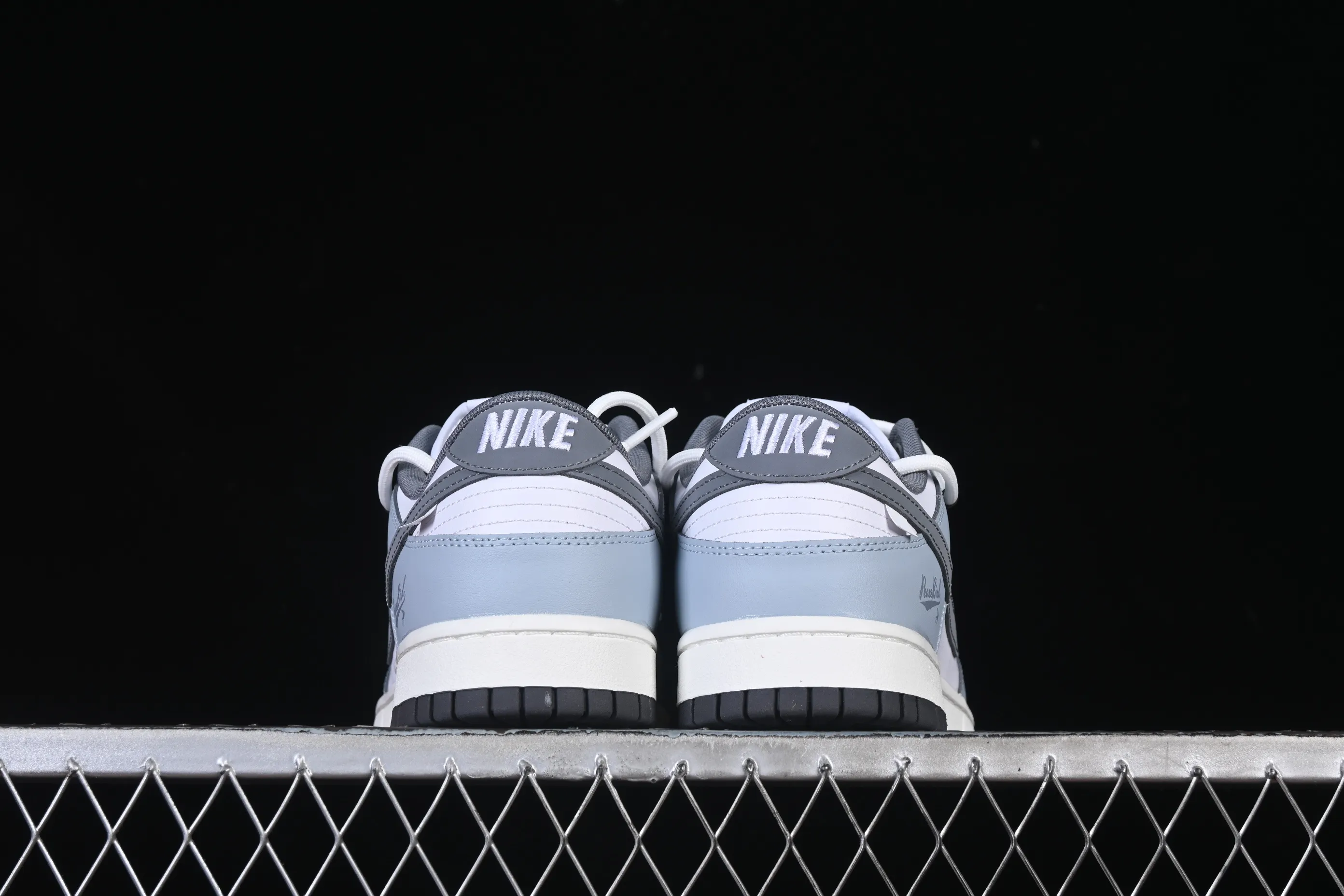 All categories Nk SB Dunk Series Nk SB Dunk Low High-end customized low-top sneakers Nike SB Dunk Low "Just Do it" white and blue straps Anniversary high-end customized low-top casual sneakers BG0510-058